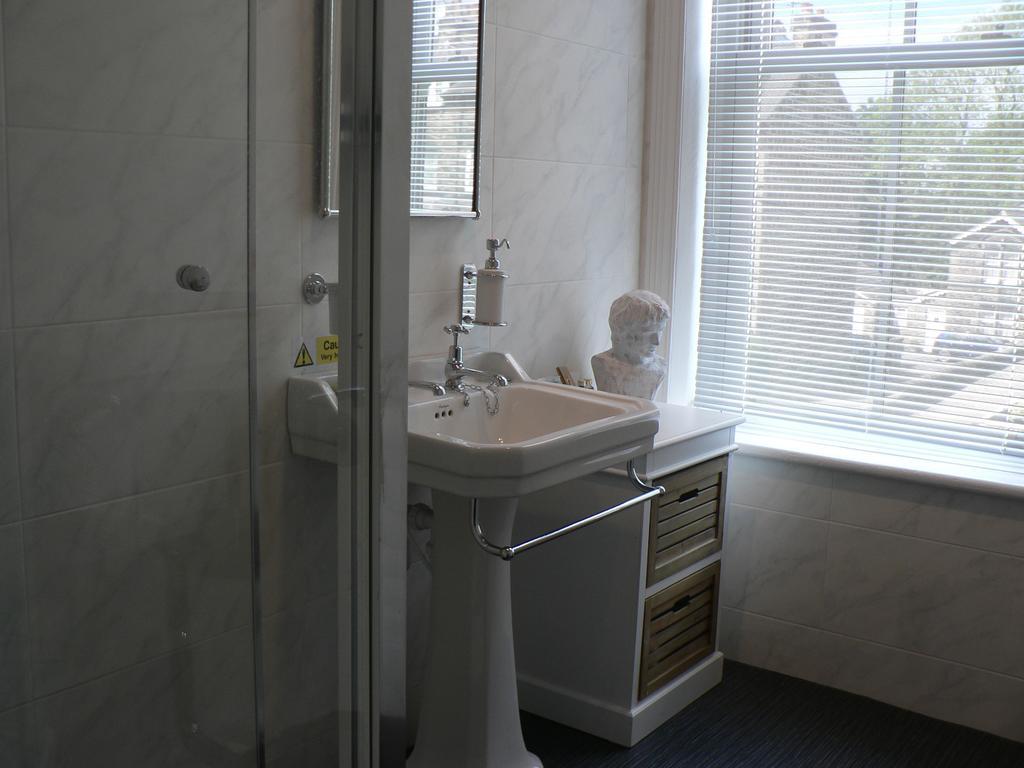 16 Franklin Bijou Boutique Bed & Breakfast Harrogate Oda fotoğraf